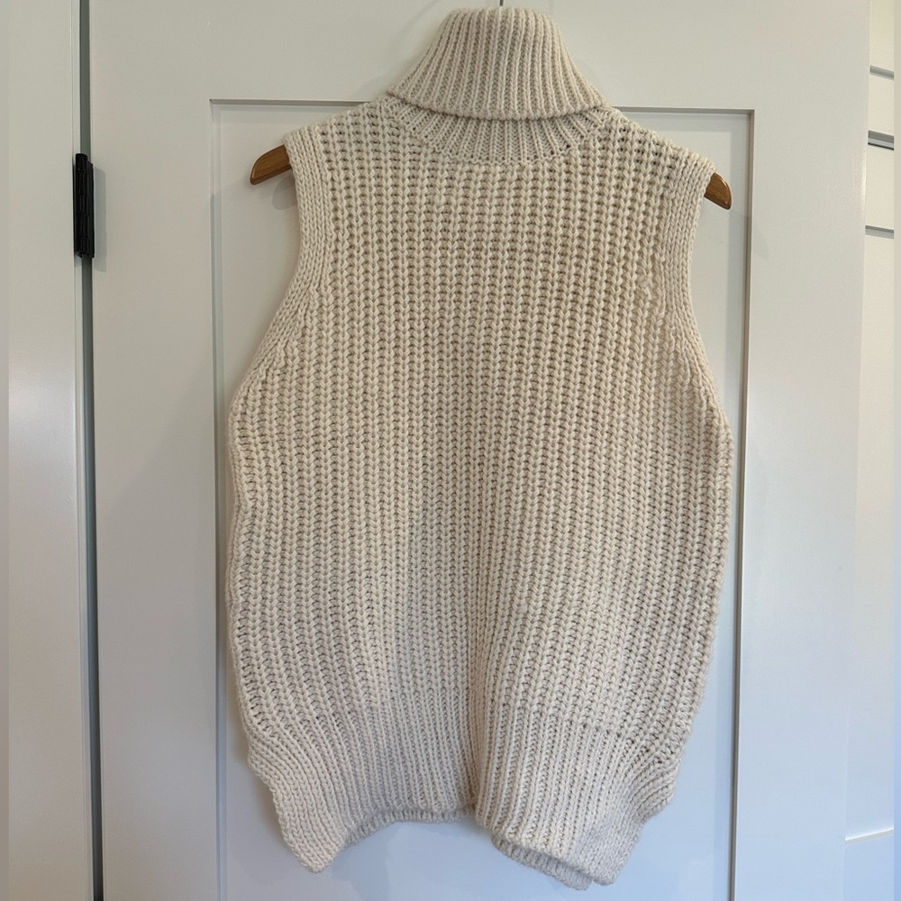 H&M knit turtleneck sweater vest. Size medium. Only worn once.
